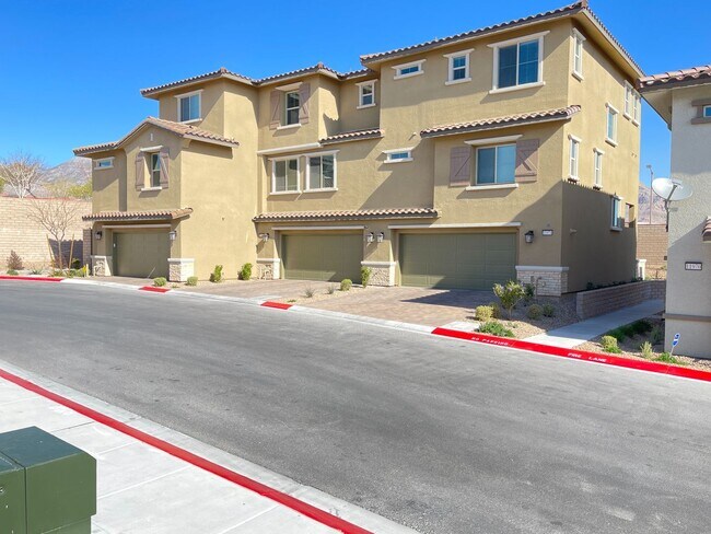 Building Photo - Stunning Summerlin Townhome with Private Downstairs Suite – Gated Community