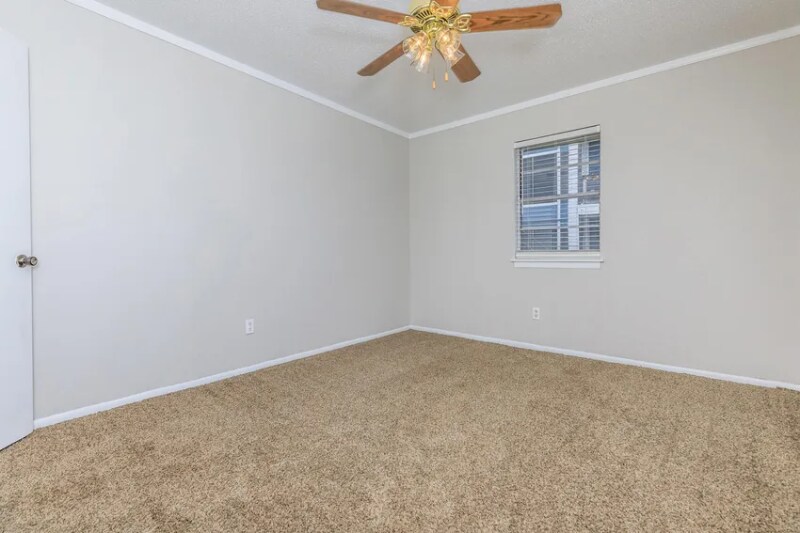 Building Photo - 4645 Ocean Dr