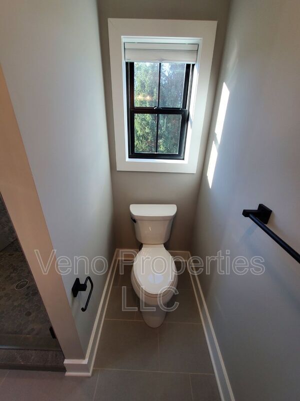 Building Photo - 154 Elm St