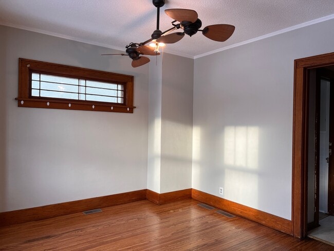 Building Photo - 907 Albion Ave