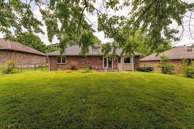 Building Photo - 3 Bed 2 Bath 2 Car Garage Home Southwest Springfield MO!!