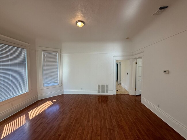 Building Photo - 612 15th St