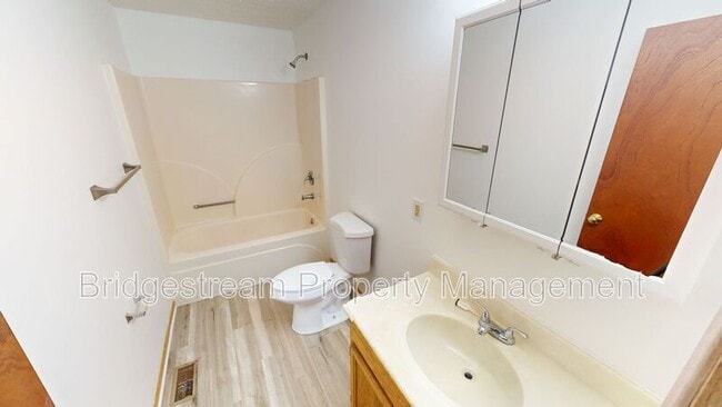 Building Photo - 214 Woodsview Dr