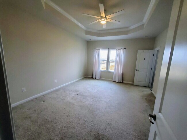 Building Photo - Beautiful 3 bedroom 2 1/2 bath townhome available for lease in Swedesboro