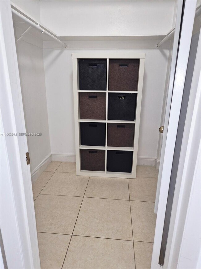 Building Photo - 2910 Point E Dr