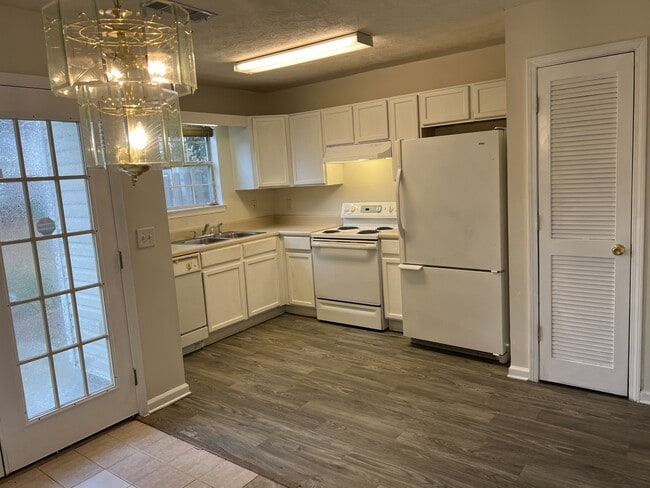 Building Photo - 5957 Sherwood Trace