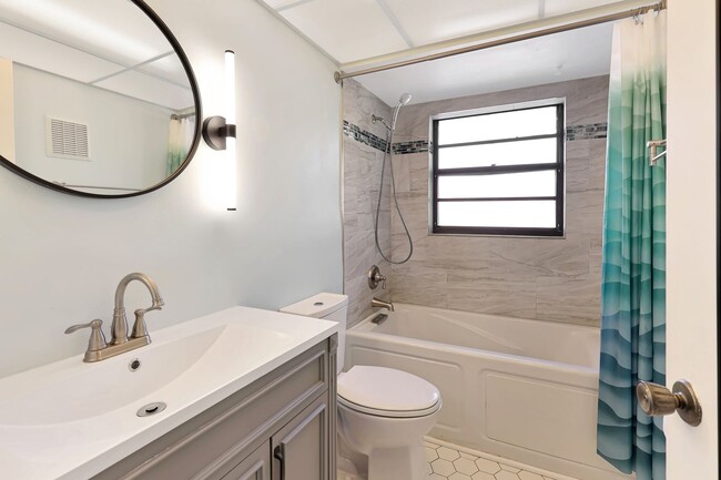 Building Photo - 55+ ONLY Updated 1 Bed 1 Bath In Meadow Croft In Bradenton!!