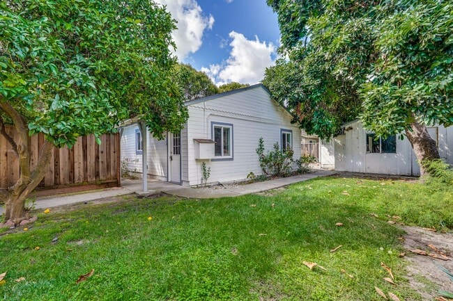 Building Photo - Private ADU with Fenced Yard, Indoor Laundry, and Prime Location