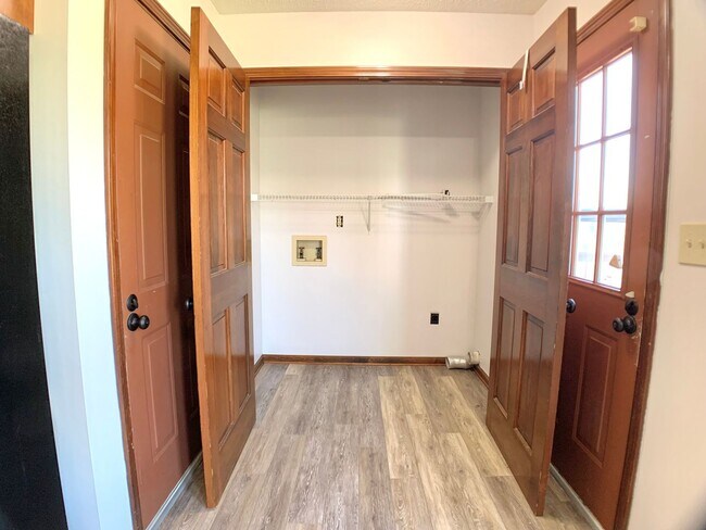 Building Photo - 501 Eysian Rd