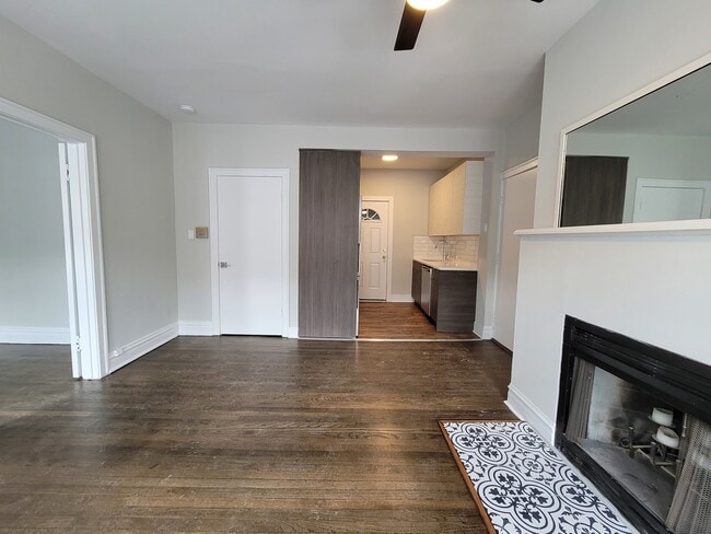 Building Photo - 641 W Roscoe St