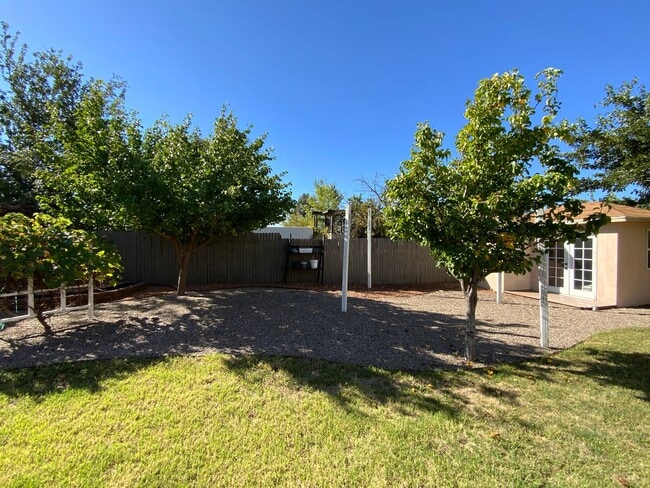 Building Photo - 4 Bedroom with Office Single Story Home Av...