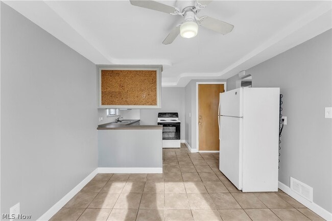 Building Photo - 10725 Vernon Ave