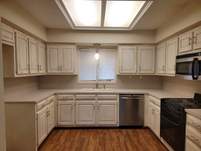 Building Photo - Awesome 3/2/2 in Southwest Lubbock