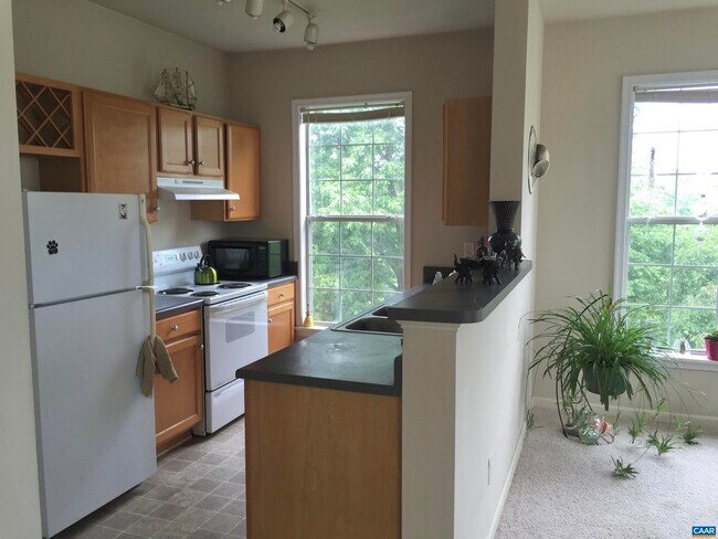 Building Photo - 300 Riverbend Dr