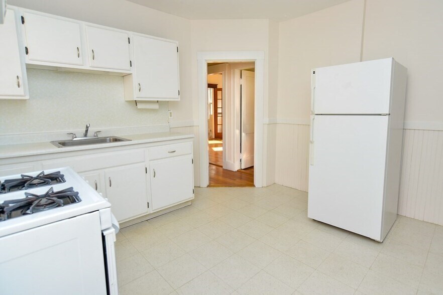 Building Photo - 89 Rockview St