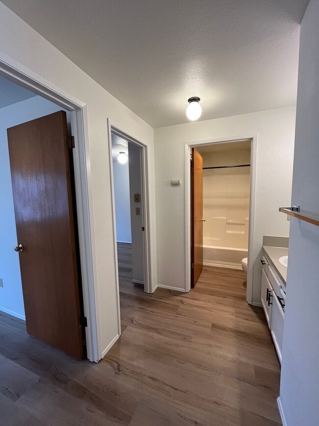 Building Photo - Conveniently Located 2 Bedroom in a Fourplex Unit