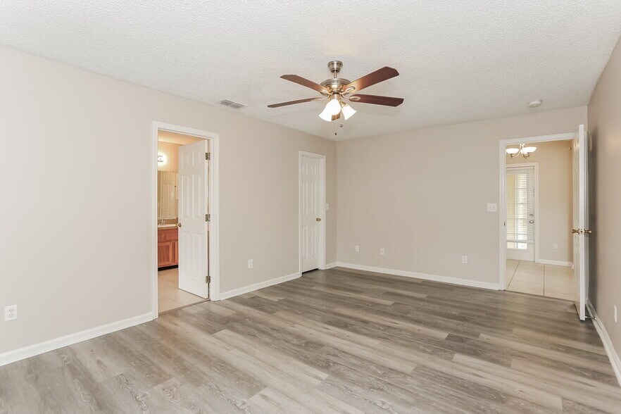 Building Photo - 1694 Aston Hall Dr E