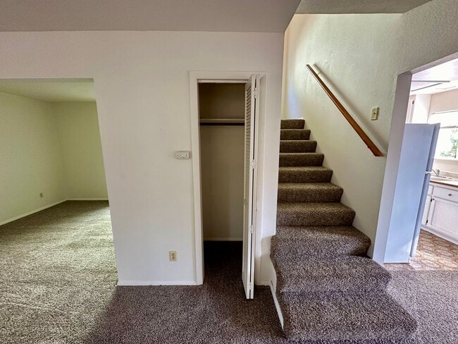 Building Photo - 2 Bedroom 2 Bathroom 2 Story House Walking...