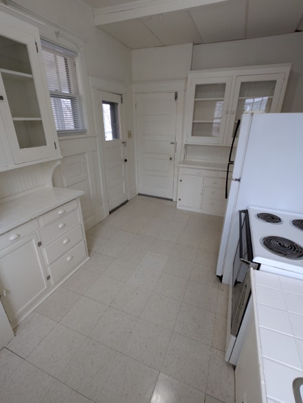 Building Photo - 928 E Grand Ave