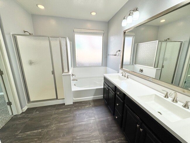 Building Photo - Beautiful 4 Bedroom Single Level Home Loca...