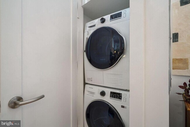 Building Photo - 1211 G St SE