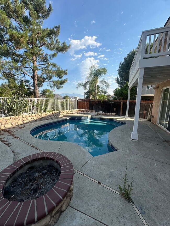 Building Photo - Beautiful Lake Hills Home with Sparkling Pool – A Must See!