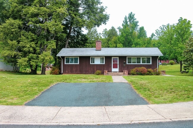 Building Photo - Comfortable Single-Family Living with All-...