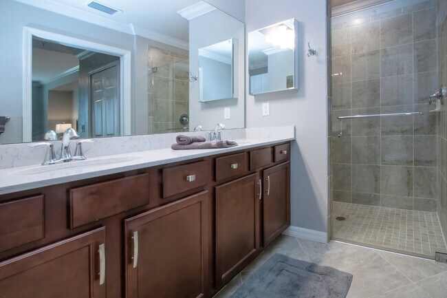 Building Photo - Like new 2BR, 2BA garage condo-Lakewood National