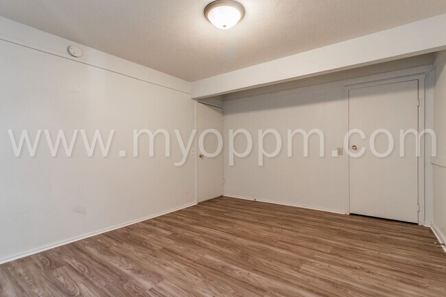 Building Photo - Spacious 3 Bedroom / 1 Bathroom Duplex | Gretna