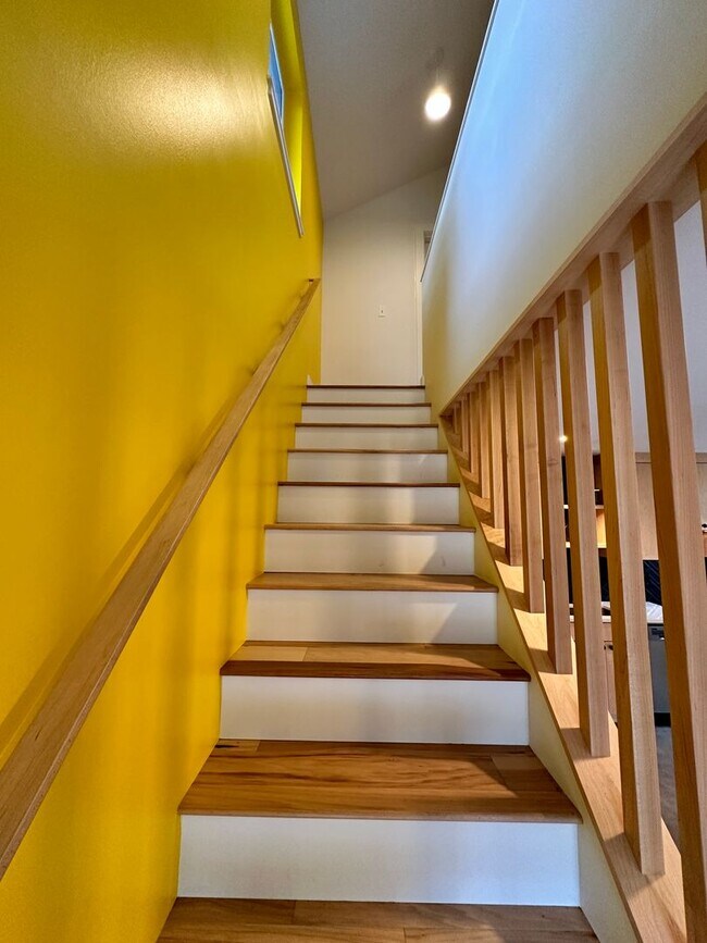 Building Photo - Like-New ADU in NE Portland!