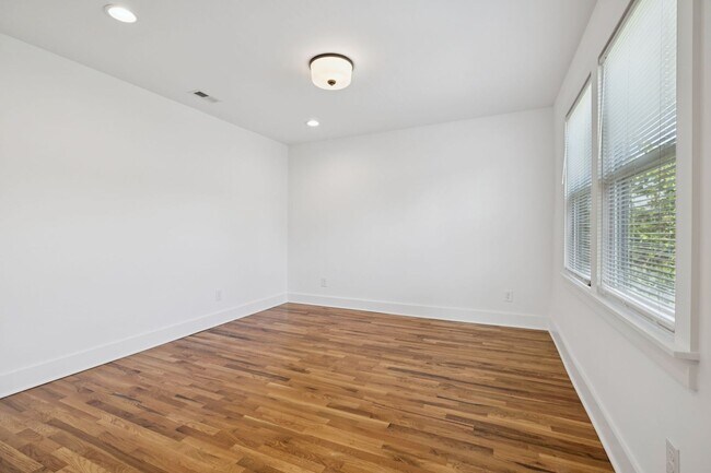Building Photo - Beautifully Remodeled Home Just Minutes From Downtown Nashville
