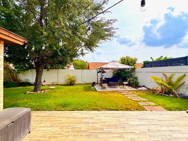Building Photo - 1109 Sapphire St
