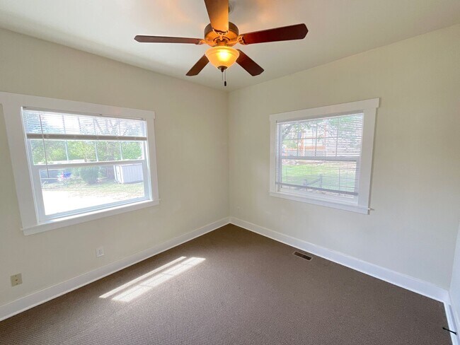Building Photo - 2 Bedroom Home Available Near Pikes Peak Ave & S Institute St!