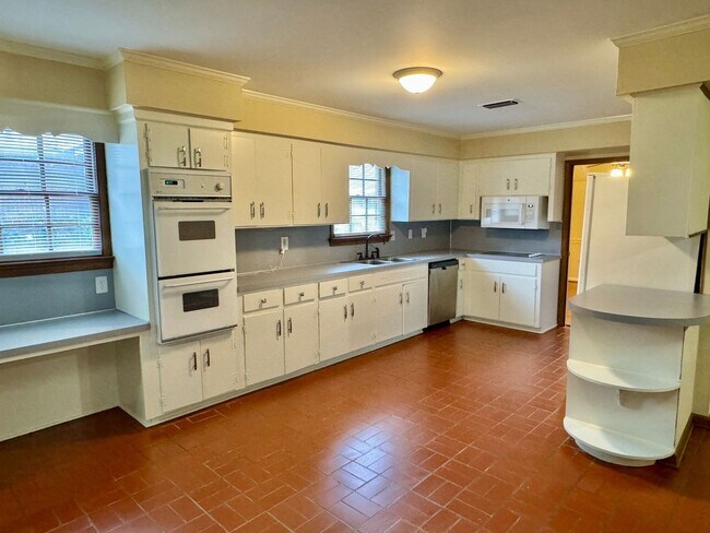 Building Photo - Gorgeous Interiors in this BONUS SPACE + 4 Bedroom  2 Bathroom Home!