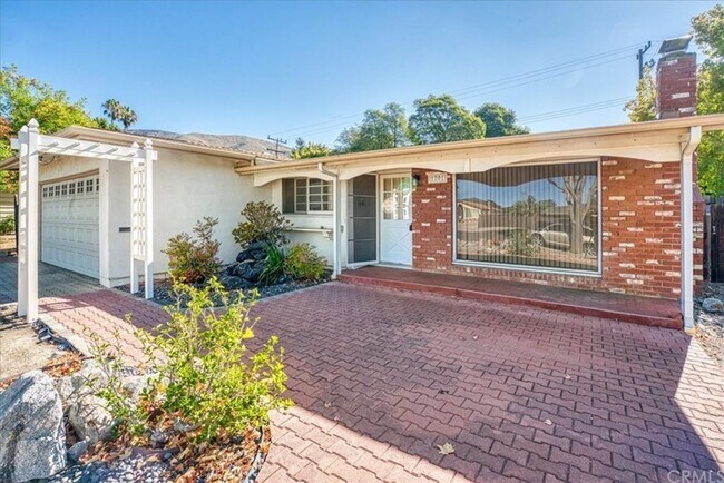 Building Photo - 5 Bedroom 3-bathroom Large single level home!