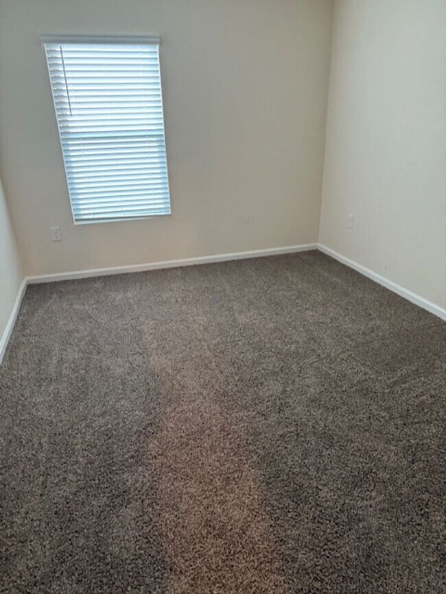 Building Photo - Like New 4/2 St. Augustine