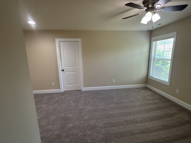 Building Photo - Spacious 3-Bed 2.5 Bath Townhome for Rent in Algood