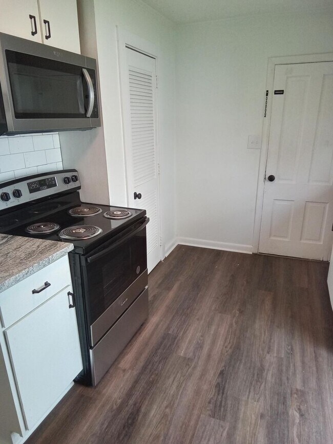 Building Photo - Renovated 2BR, 1 BA SFH