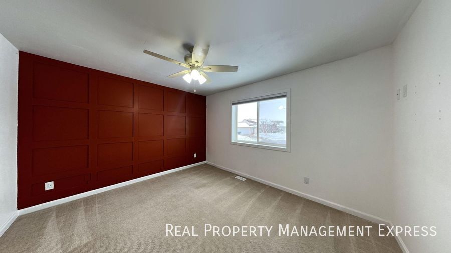 Building Photo - Spacious 4BR, 2BA Gem with Fireplace and Open Basement