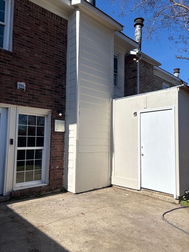 Building Photo - Spacious