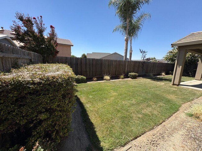 Building Photo - Lovely SE Tulare available now!