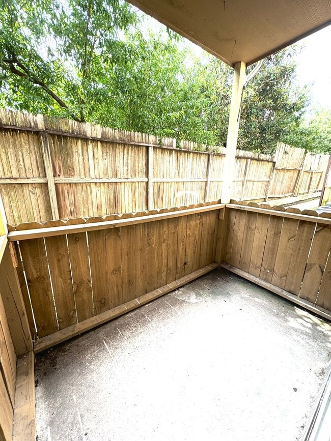 Building Photo - 717 Richcrest Dr