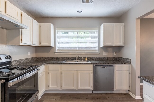 Building Photo - 76 Hickory Oak Dr