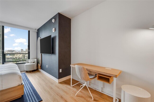 Building Photo - 601 NE 1st Ave