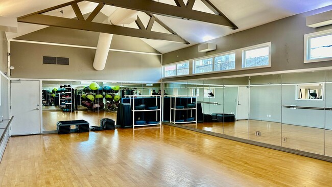 Building Photo - Sweet 1/1 condo with tons of amenities and a great location in Emeryville!