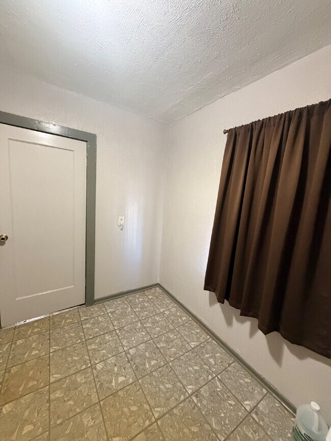 Building Photo - "Charming 2-Bedroom Retreat with Spacious 1411 sq. ft. Layout on Baylor Street, Lubbock!"