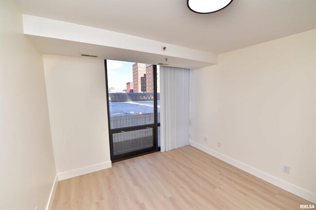 Building Photo - 123 SW Jefferson Ave