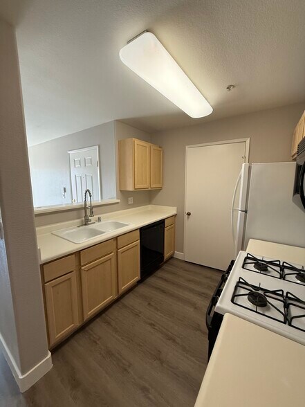 Building Photo - 950 Seven Hills Dr