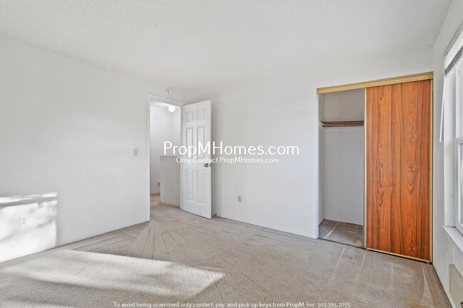 Building Photo - Cozy Two Bedroom in Montavilla - Large Fen...