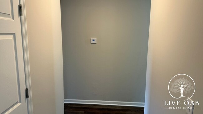 Building Photo - MOVE-IN SPECIAL: $500 OFF 1st MONTH'S RENT!**